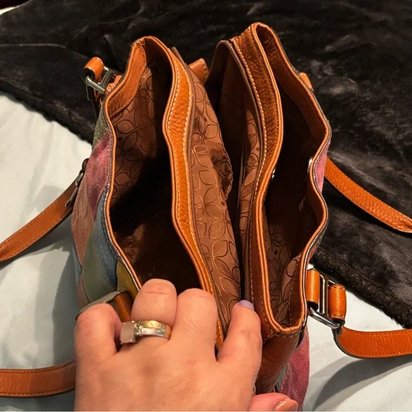 FINALPRIZEš„Fossil Colorful Patchwork Leather Shoulder Bag has chain with pearls - Picture 13 of 15